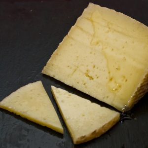 Cuña de Queso de Oveja Curado en Aceite.