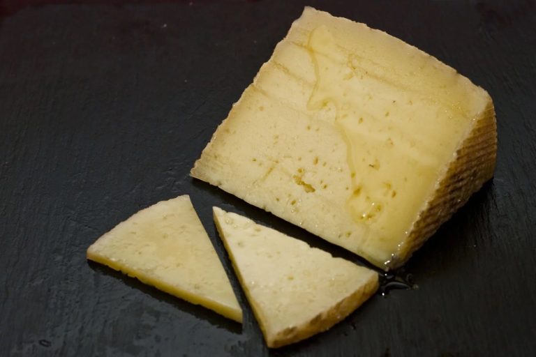 Cuña de Queso de Oveja Curado en Aceite.